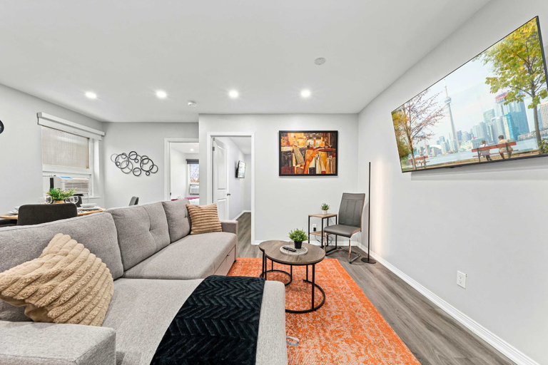 Interior 2, Modern Suite Near Dufferin Grove Transit Line, Toronto
