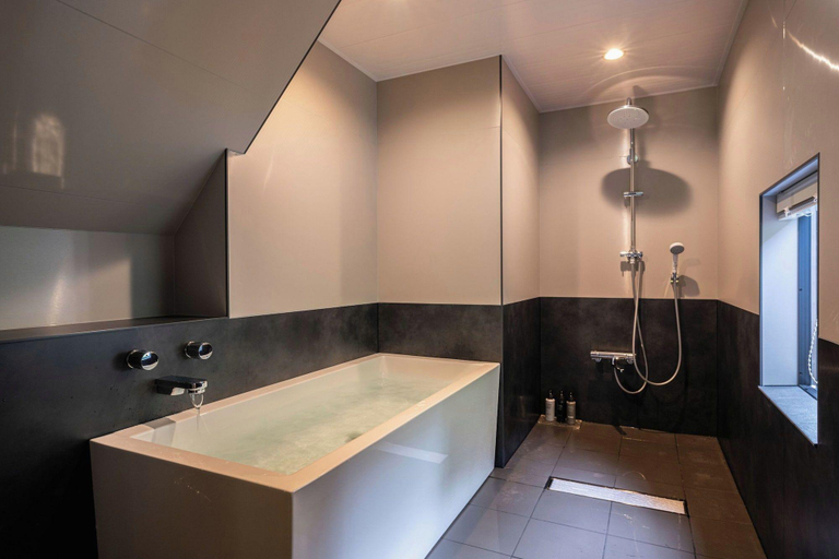 Bathroom 3, Izutsuro, Tahara