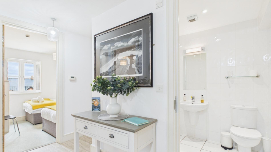 Bathroom 4, Minarvon - 2 Bedroom Apartment - Saundersfoot, Pembrokeshire