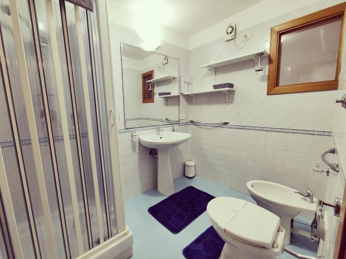 Bathroom 5, The Second Floor, Napoli