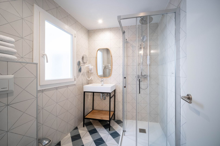 Bathroom 4, Apuntadores 8, Baleares