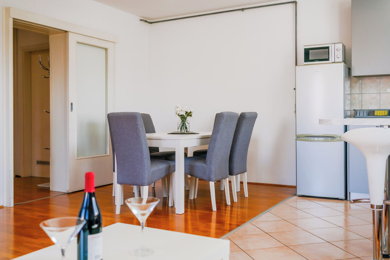 Dining 5, Cherry City Stay Apartment With Parking, Zagreb