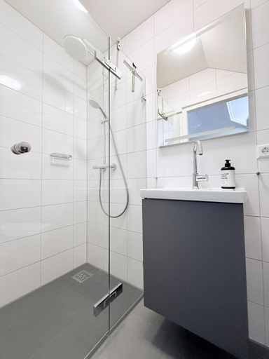 Bathroom 3, Hotel - Cafe De Harmonie, Edam-Volendam