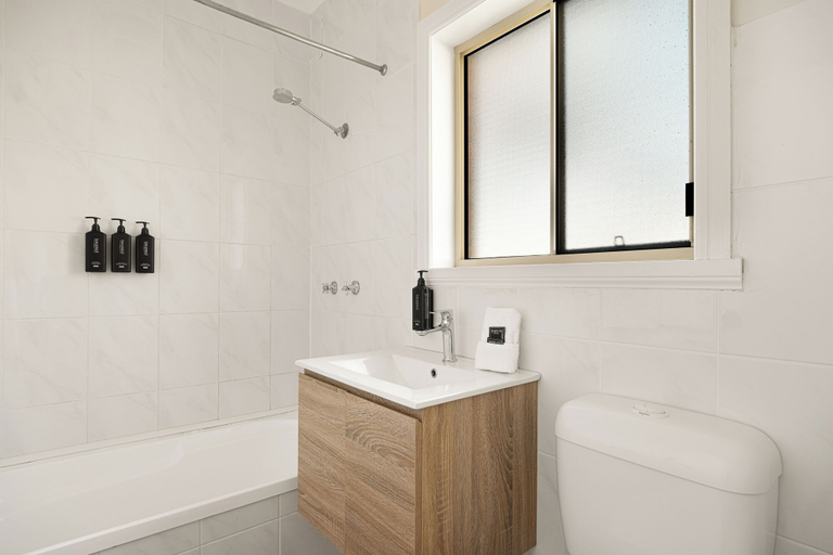 Bathroom 3, Catalina Motel Lake Macquarie, Lake Macquarie - West