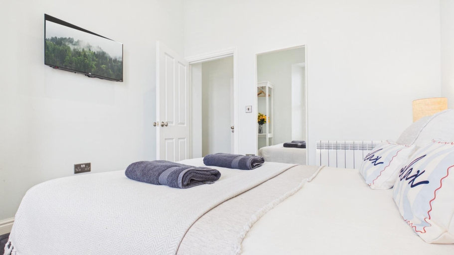 Bedroom 3, No. 6 Croft House - 1 Bedroom Apartment - Tenby, Pembrokeshire