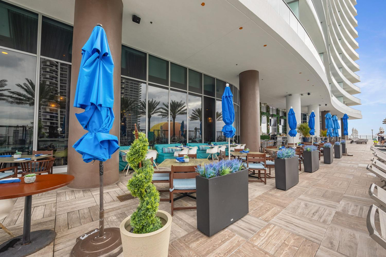 Food & Drinks 5, Luxury Oceanfront Condo: Pools, Beach, & Balcony, Broward