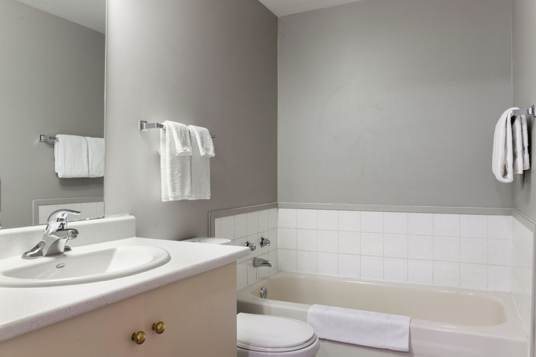 Bathroom 4, Motel 6 Saanichton, BC - Victoria Airport, Capital