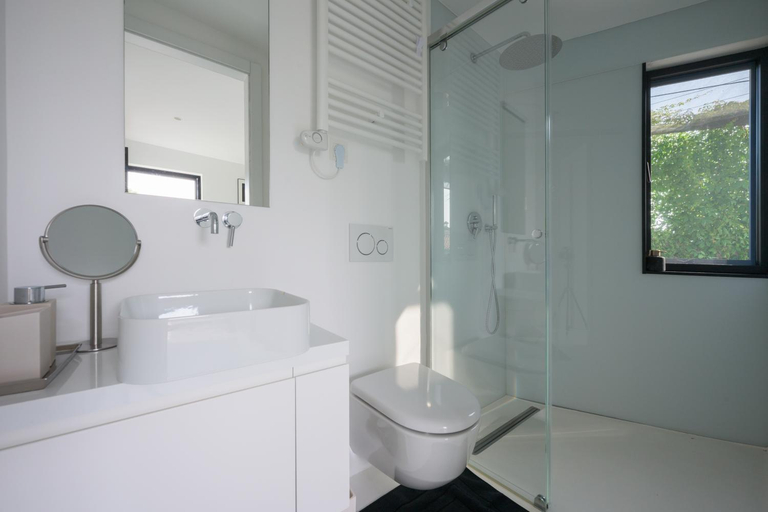 Bathroom 2, Kambra, Sežana