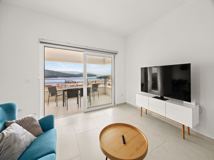 5, Enchanting Summer Apartment with Sea View, Cres
