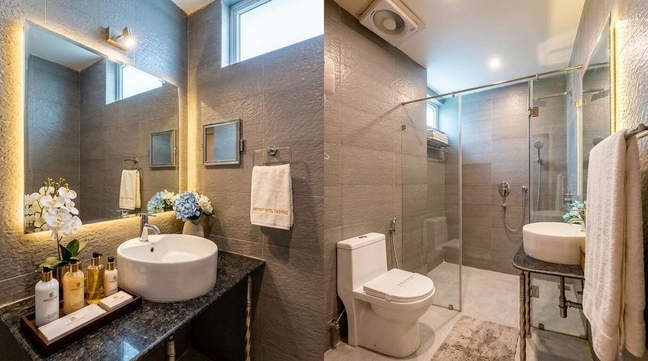 Bathroom 4, Airport Hotel Tashree, Delhi