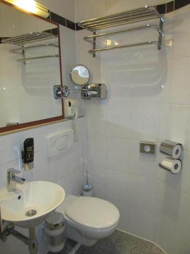 Bathroom 4, Hotel Attaché, Wien