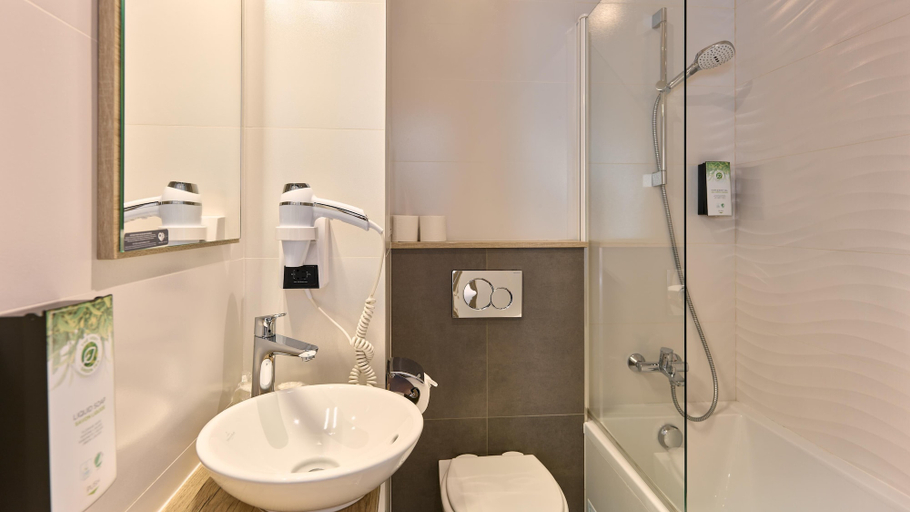 Bathroom 4, Campanile PRIME - Paris 14 Maine Montparnasse, Paris
