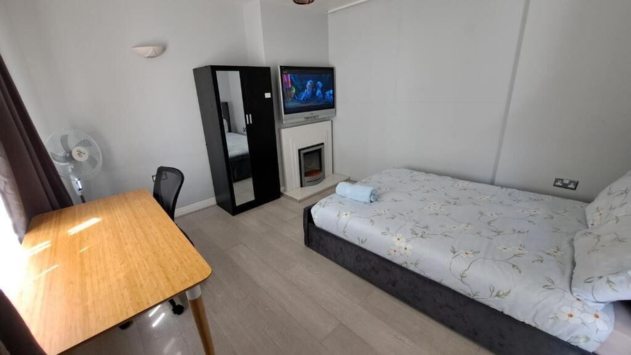 Room 3, Fenia Estate, London