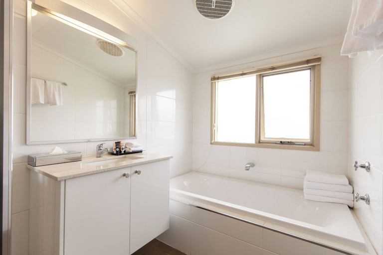 Bathroom 4, Harrigan's Hunter Valley, Cessnock