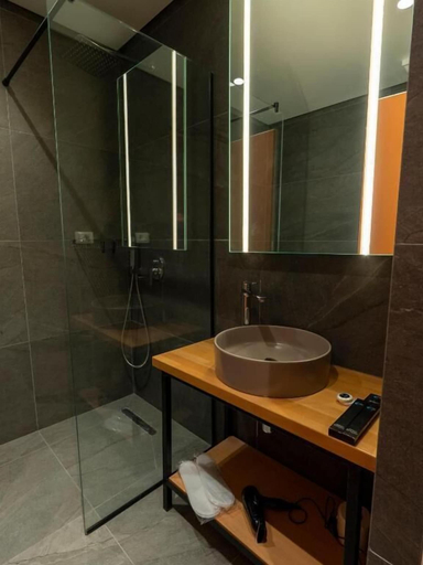 Bathroom 3, Kulm Vitalonga, Kolonjës