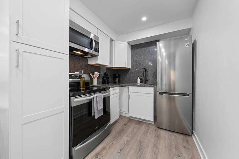 Interior 2, Modern Suite Near Little Italy Walk to Transit, Toronto