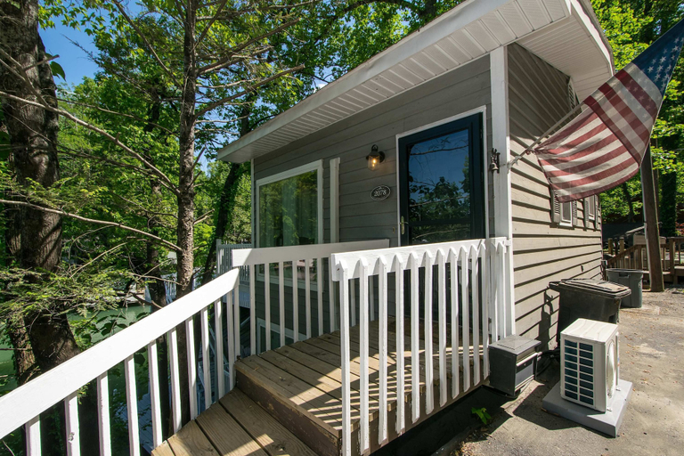 Room 3, Lakefront Tiny House w Free Tix Dock Dogs OK, Rutherford