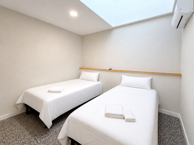 Others 4, Hostal Majadahonda, Madrid