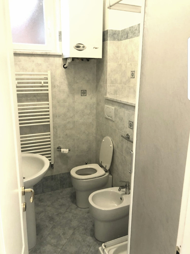 Bathroom, Monterosso Apartment, La Spezia