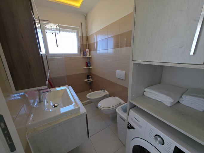 Bathroom 3, Sunny Waves Seafront Apartment, Vlorës