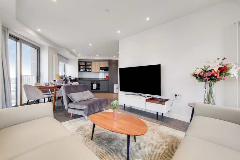 Living area 3, Capital Stay - Three Bed Apartment In Excel, London