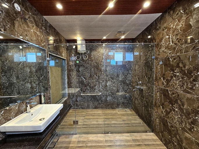 Bathroom 3, Serenity the villa by Beta Bawarchi, Hoshangabad