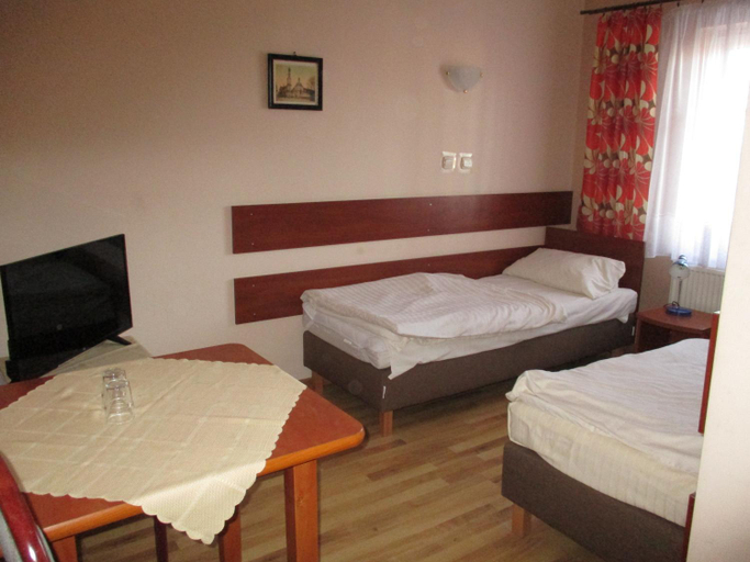 Others 5, Hotel Pod Platanami, Trzebnica