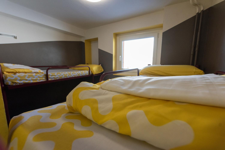 Bedroom 2, Alberg Nuria Xanascat, Girona