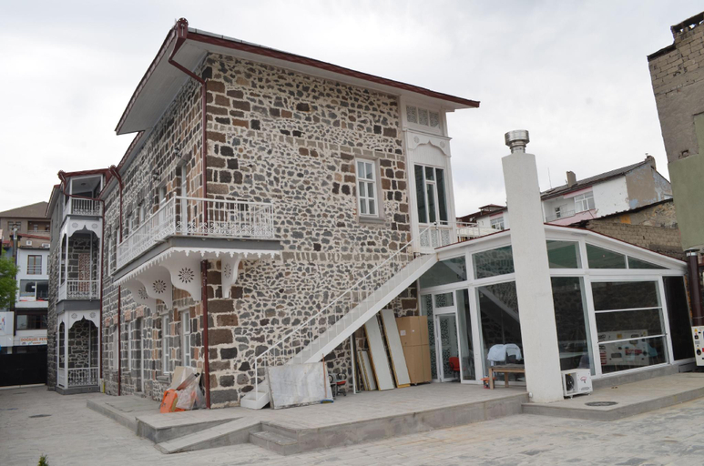 Exterior & Views