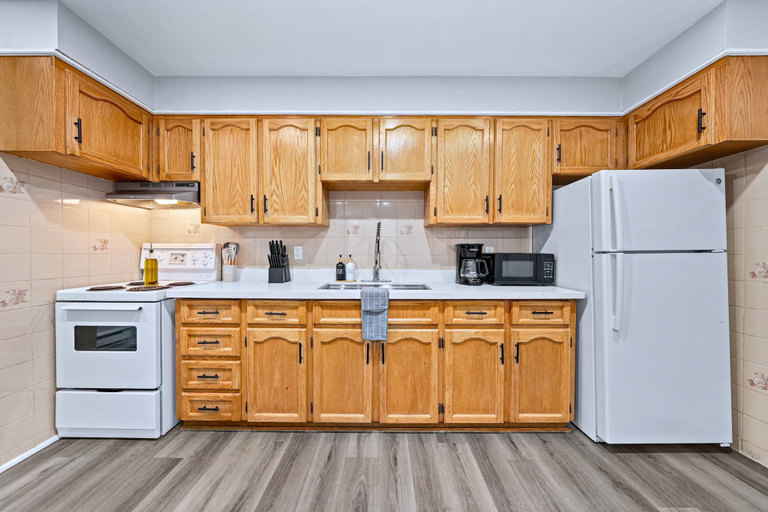 Interior 4, Modern Suite Near Dufferin Grove Transit Line, Toronto