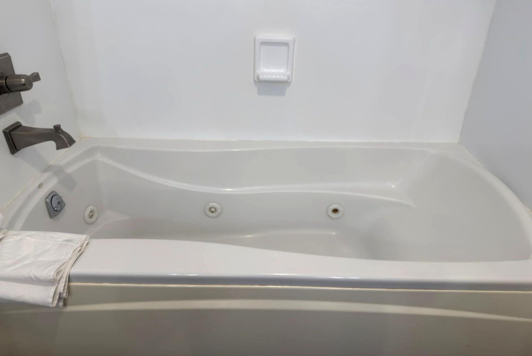 Bathroom 4, Hotel 1550 - SFO Airport, San Mateo
