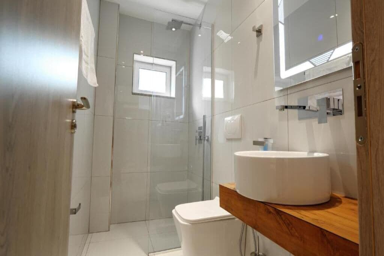 Bathroom 3, KRONOS Hotel Sarande, Sarandës