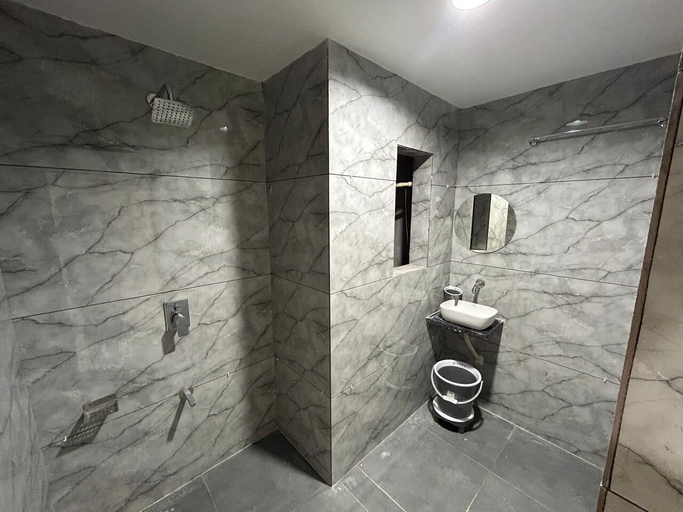 Bathroom 2, Hotel Prime Elite, Ahmadabad