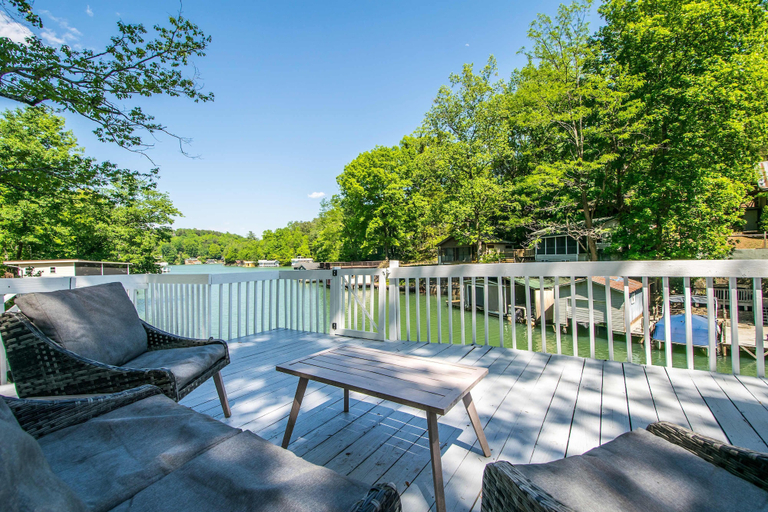 Room 5, Lakefront Tiny House w Free Tix Dock Dogs OK, Rutherford