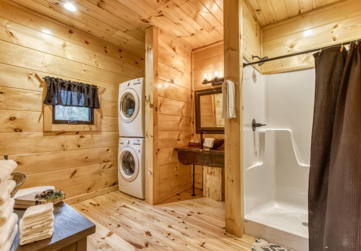 Bathroom, Bear Bottom View, Sevier
