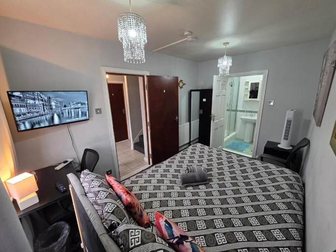 Room 4, Fenia Estate, London