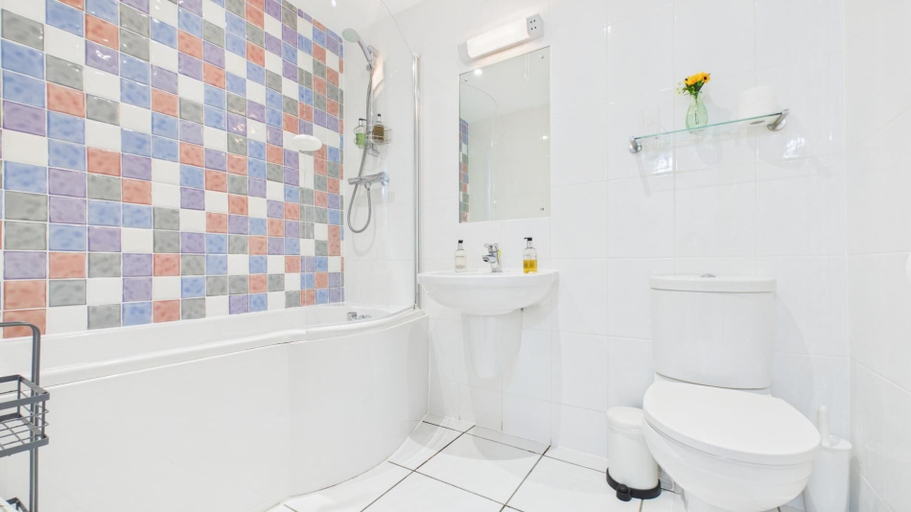 Bathroom 4, Minarvon - 2 Bedroom Apartment - Saundersfoot, Pembrokeshire