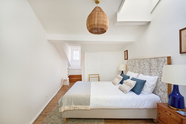 Room 5, Idyllic Light-Filled Alfama Apt, By Timecooler, Lisbon