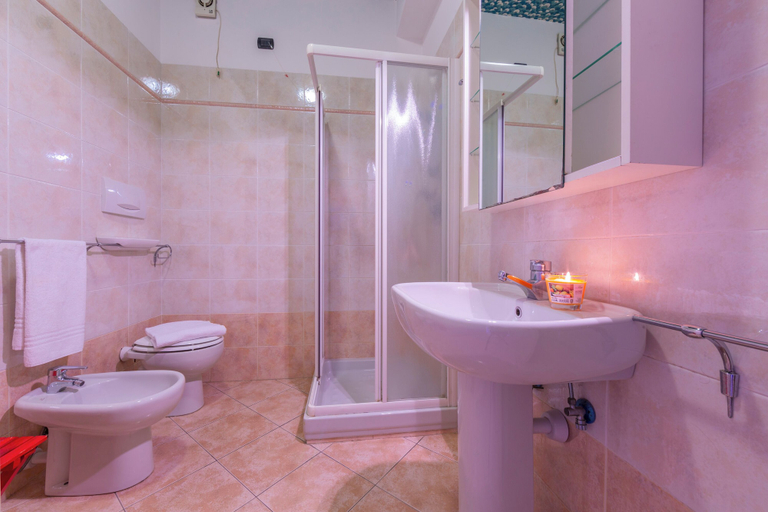 Bathroom 3, Laigueglia Beach, Savona