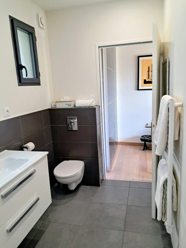 Bathroom 3, La Possibilite d'une Ile, Vaucluse
