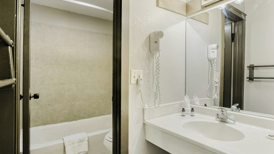 Bathroom 4, Georgetown Lodge, Clear Creek