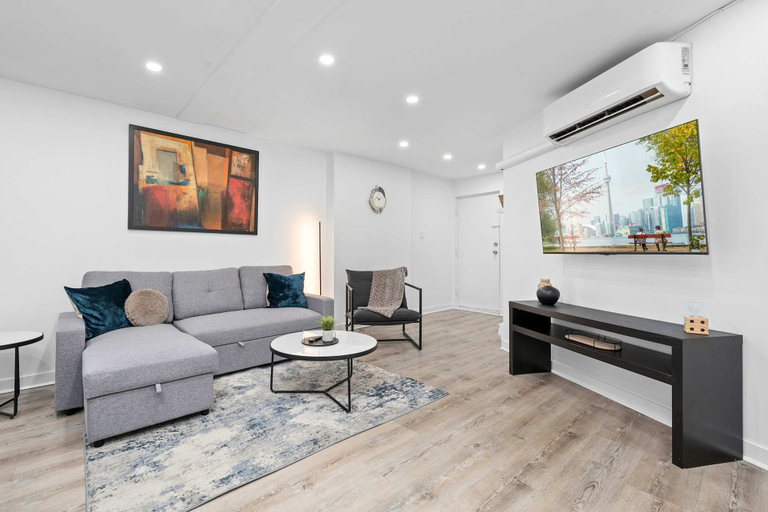 Interior 4, Modern Suite Near Little Italy Walk to Transit, Toronto