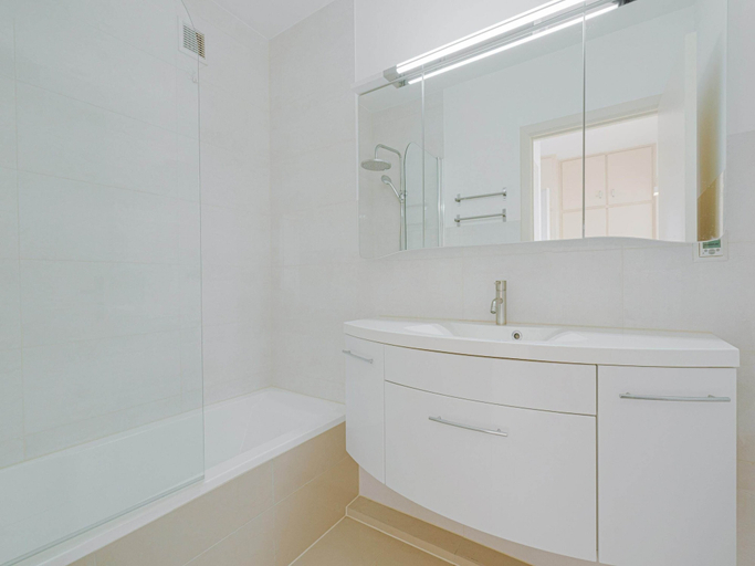 Bathroom, Apartment in Ostend Near North Sea, West-Vlaanderen