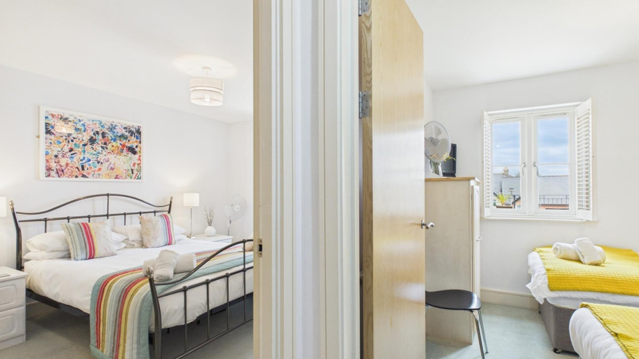 Bedroom 3, Minarvon - 2 Bedroom Apartment - Saundersfoot, Pembrokeshire