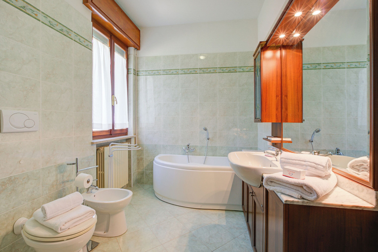 Bathroom 2, A Due Passi Dal Bosco: Hillside Apartment With Garden&bbq, Varese