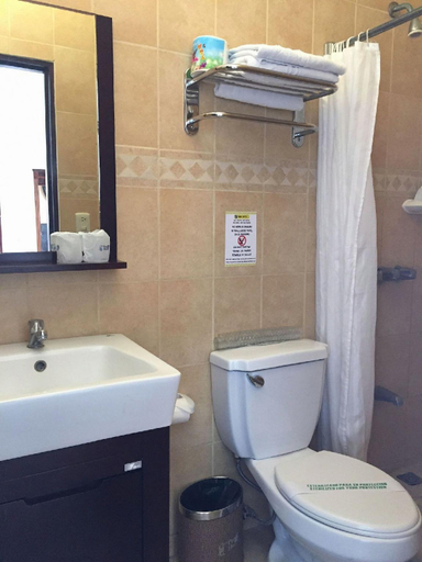 Bathroom 3, Park Hotel, Limón