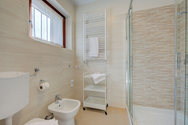 Bathroom 2, Cottage del Lago: Lake Maggiore Villa With Shared Pool, Varese