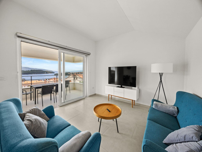 4, Enchanting Summer Apartment With Sea View, Cres