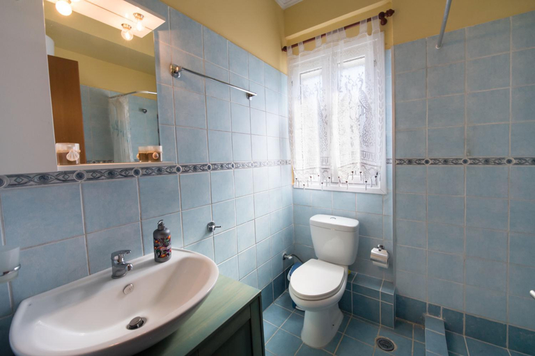 Bathroom 2, Modern Apartment 15 mins from the town of Lefkas, Ionian Islands