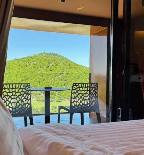 Room 5, Kulm Vitalonga, Kolonjës
